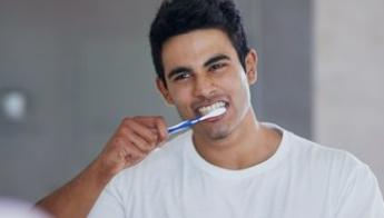 口臭的原因和治疗方法