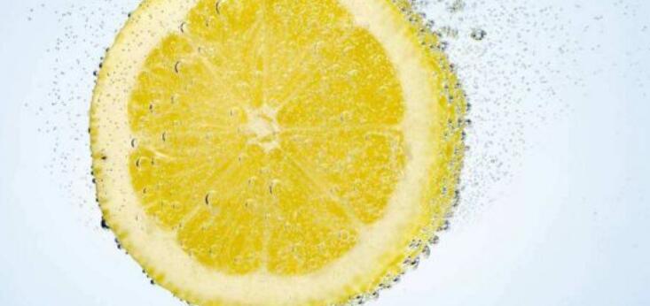 柠檬片泡水能祛斑吗