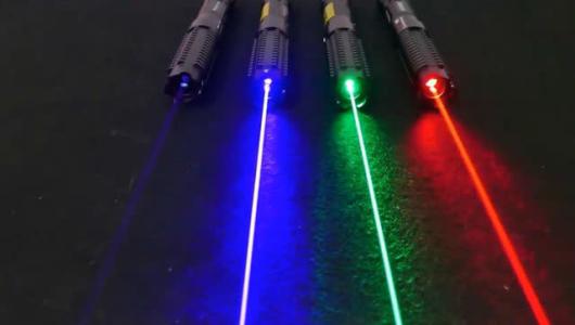 为什么用激光笔照射飞机会被抓