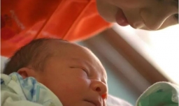 刚出生的宝宝认识自己的妈妈吗？