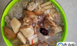 好吃的莲藕炖猪脚的做法