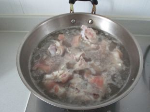 猪脚炖海带结的做法