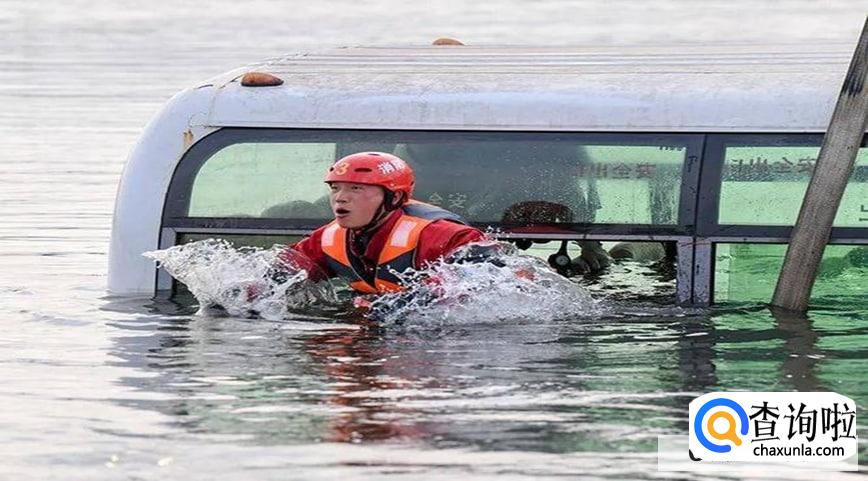 车辆掉入水中该如何逃生