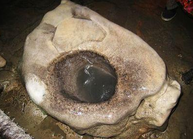 滴水穿石的故事主要讲了什么