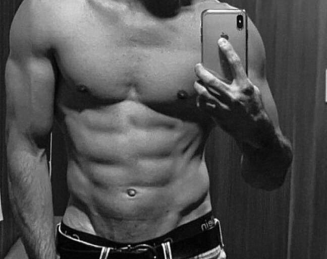 对着镜子拍腹肌技巧