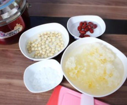 银耳莲子汤的做法