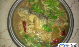 下饭的金针菇小青菜炖鲫鱼煲