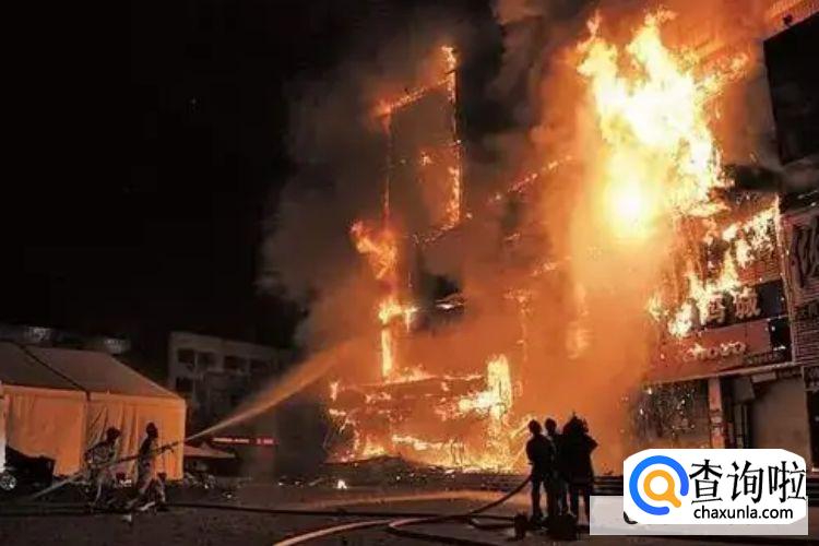 在火灾发生时遇到浓烟的情况下,应如何逃生