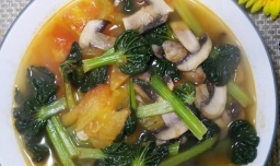 怎样做美味的西红柿口蘑塔菜汤？