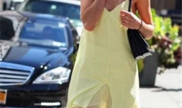 吊带连衣裙怎么选？吊带连衣裙搭配技巧