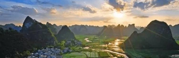 两山排闼送青来的上一句是什么?