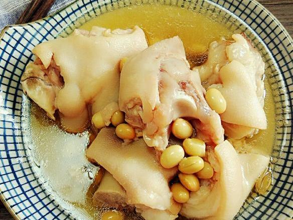 花生炖猪蹄汤的做法