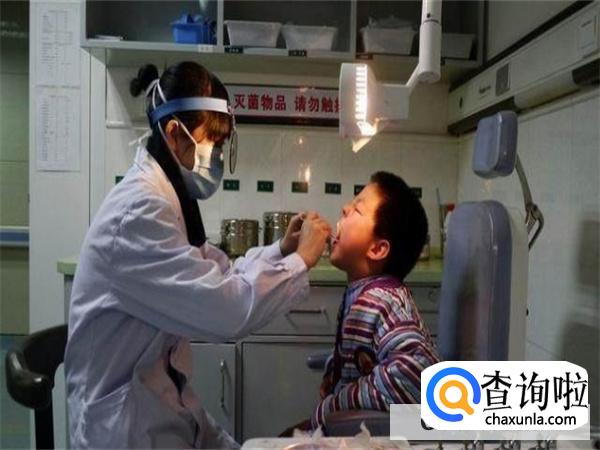 嗓子里卡东西怎么办