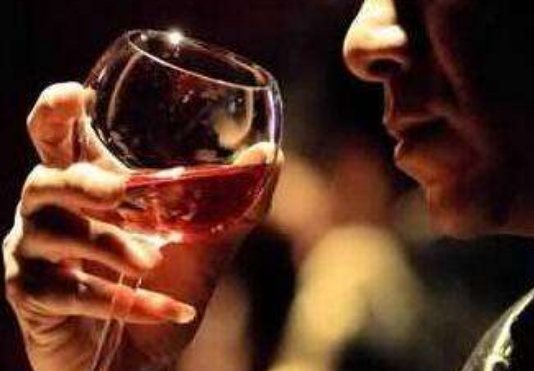 正确抓红酒杯的姿势