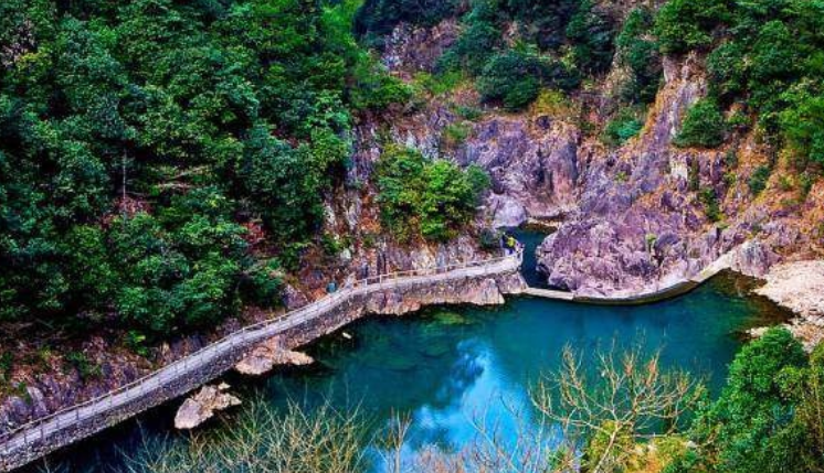 山重水复疑无路柳暗花明又一村的意思