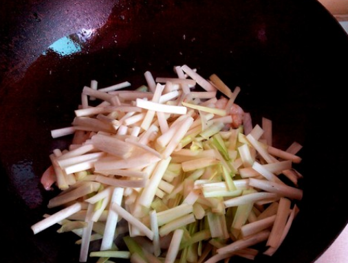 大蒜炒虾仁的家常做法