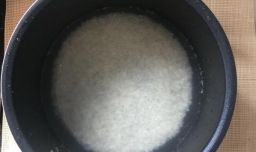 如何用电饭煲做香菇瘦肉粥？