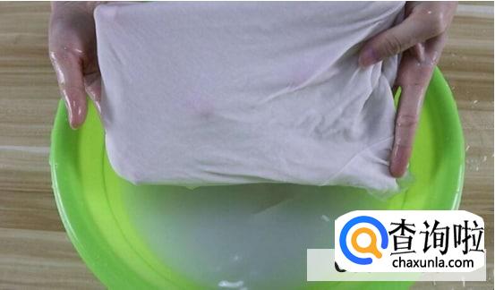 隔年的白色衣服发黄了怎么洗白呢