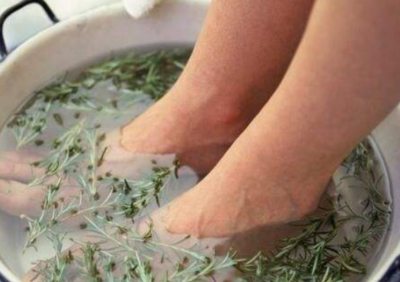 艾叶泡脚有什么好处