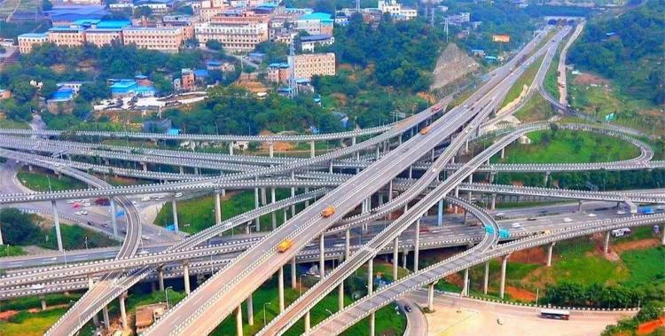 立交桥的桥面上为什么有一道道裂缝