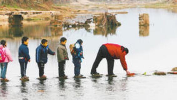 着石头过河是什么意思