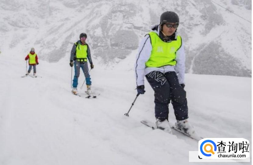 滑冰比赛场地是冰吗