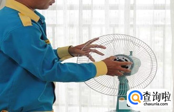 小电扇怎么拆开网罩清理叶片上的灰尘