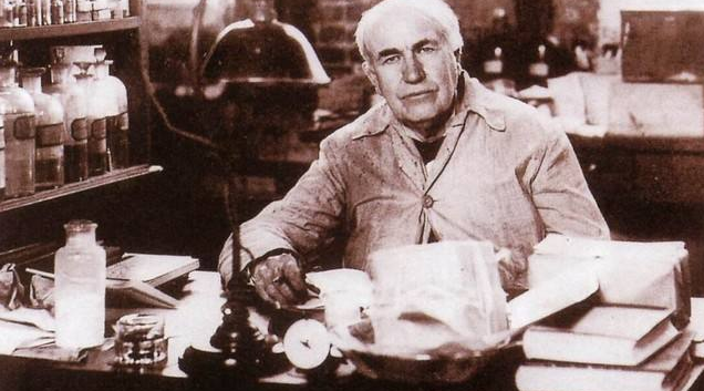 爱迪生发明电灯的故事主要讲了什么