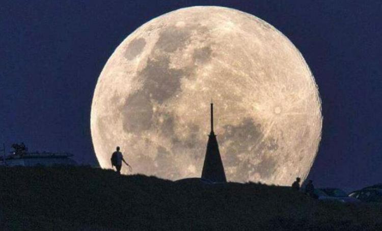 月亮从哪边升起