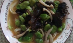 怎样做美味的白玉菇木耳蚕豆面？