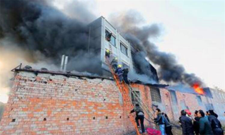 当遇到火灾时应迅速向什么逃离