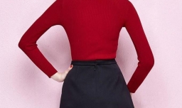 大红色毛衣下身怎么搭配？