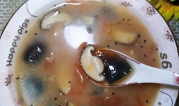 怎样做美味的香菇西红柿松花蛋汤？