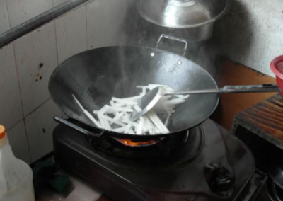 萝卜炒鸡肉的做法