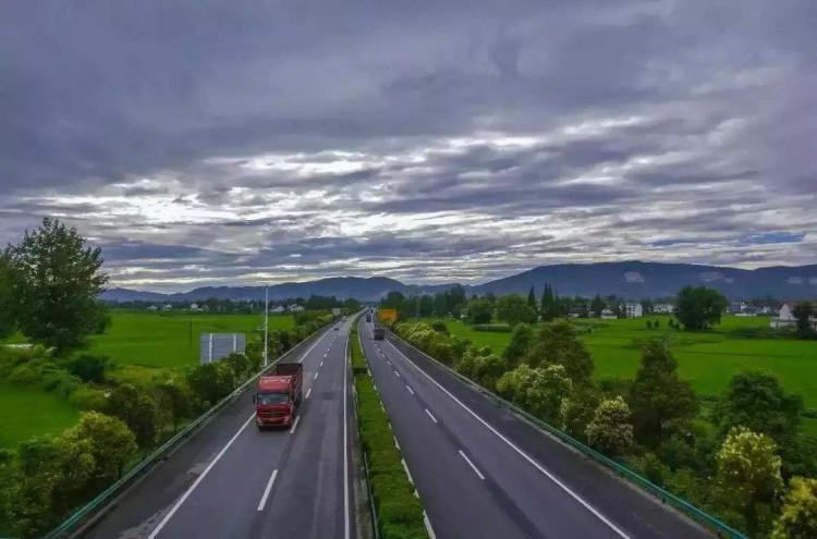 在高速公路上突遇物体只能直接撞上去吗