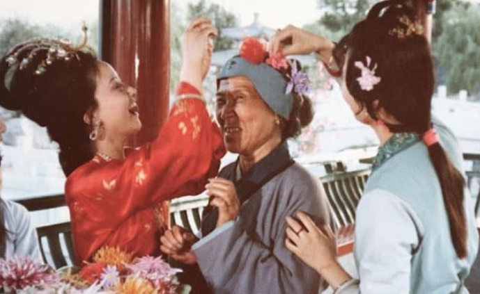 刘姥姥进大观园是什么意思