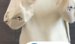 红色羽绒服搭配