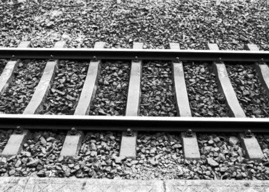 为什么铁轨上要铺石子