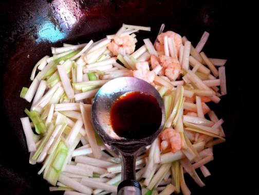 大蒜炒虾仁的家常做法