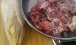 排骨炖酸菜的做法