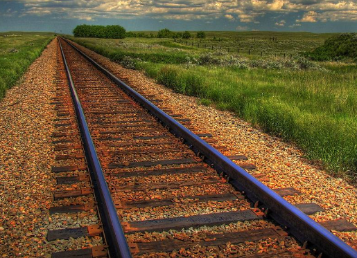 为什么铁轨上要铺石子