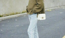 浅色牛仔裤如何搭配上衣