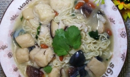 怎样做美味的松花蛋油豆腐汤面？