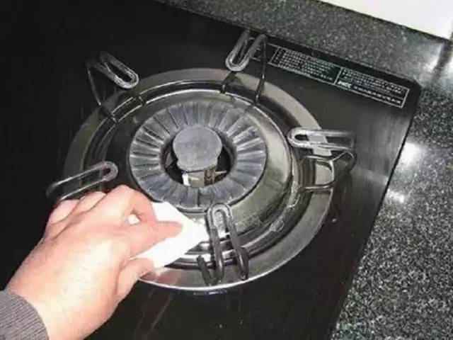 灶台上的油污怎么清理