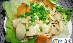 红萝卜炒鸡腿菇的做法