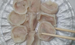 怎样做美味的胡萝卜肉馅儿草帽水饺？