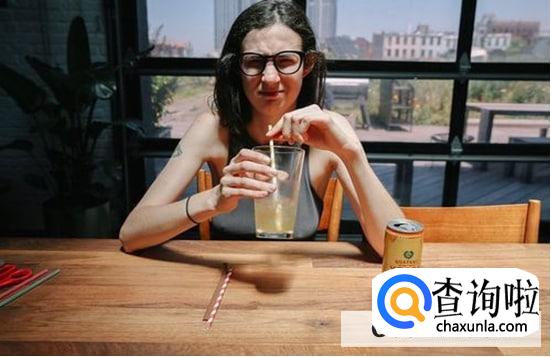 为什么我喜欢咬吸管