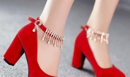 红色鞋子配什么裤子