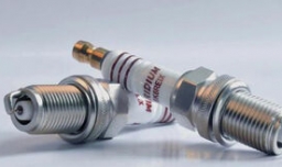 汽车的火花塞多久换一次？