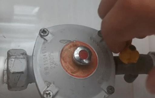 家里的燃气灶打不着火怎么办?